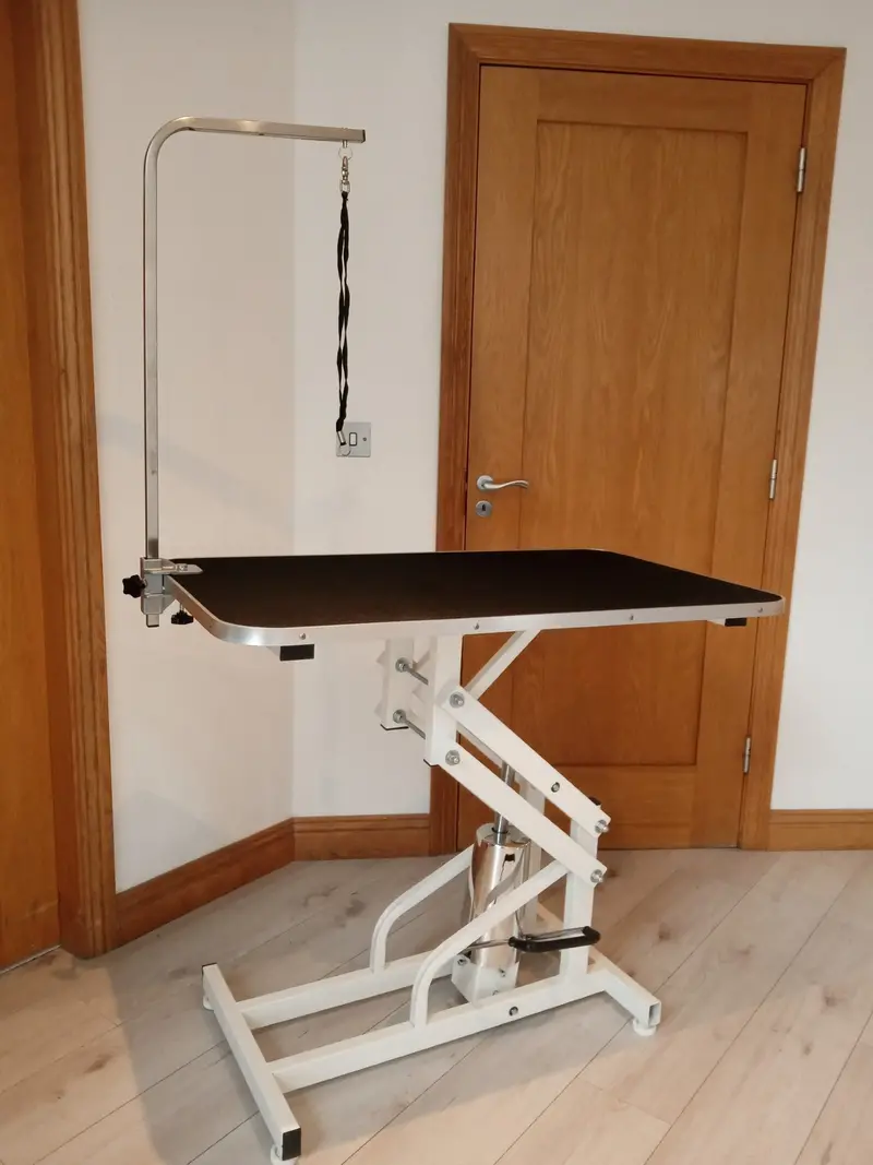 Hydraulic Grooming Table For Animals – Height-Adjustable And Space-Saving Foldable Design 1